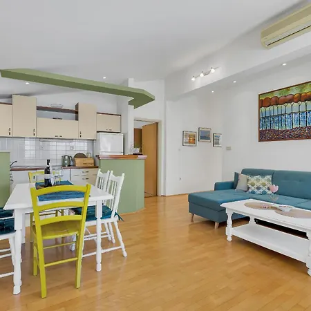 Apartment Klara 2 Makarska