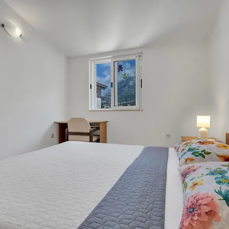 Klara 2 Apartment Makarska